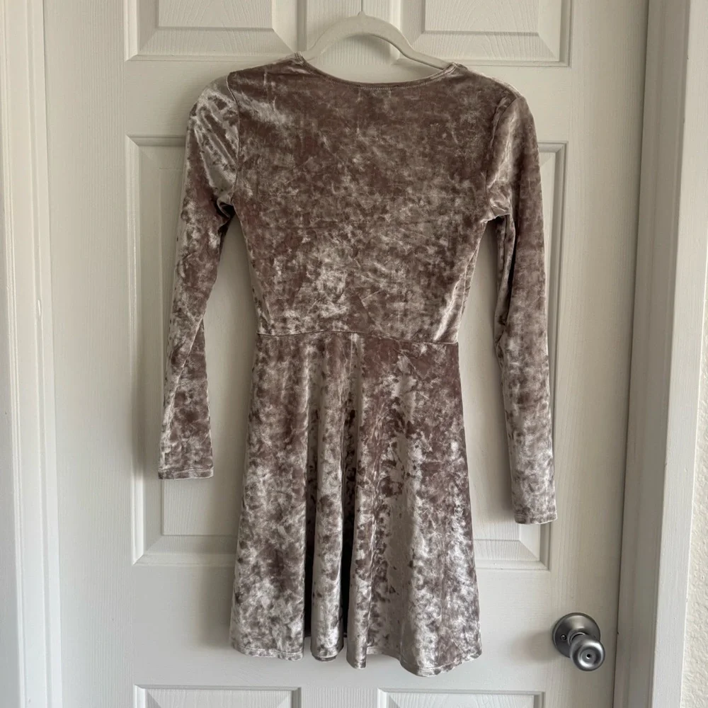 Forever 21 Crushed Velvet Long Sleeve Mini Dress in Champagne - Picture 3 of 6
